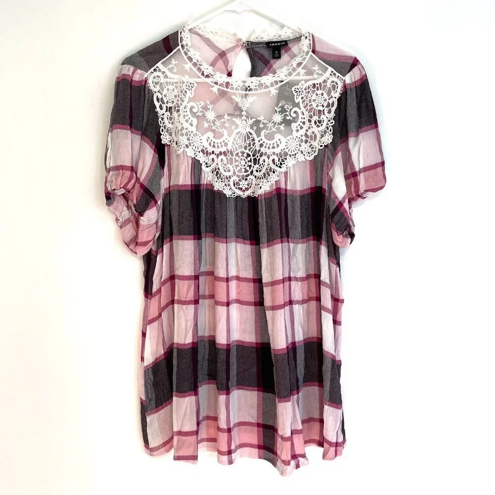 NEW NWT TORRID sz 0 Plus Size Crinkle Gauze Crochet Detail Top Pink Berry Plaid